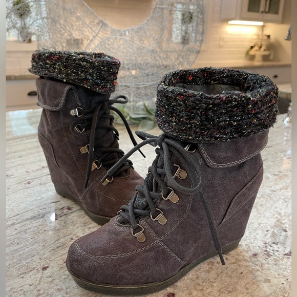 Shi by Journeys Gray Wedge Distressed Faux Suede Boots Size 7.5 - Picture 1 of 10